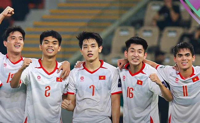 Hình ảnh tổng hợp các môn thể thao khác như cầu lông, bóng chuyền, khúc côn cầu, biểu thị sự đa dạng của helo888 link mới